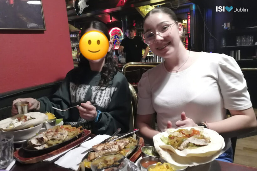 Zoé Rouziou di Manor House e la sua compagna di scuola fuori a pranzo