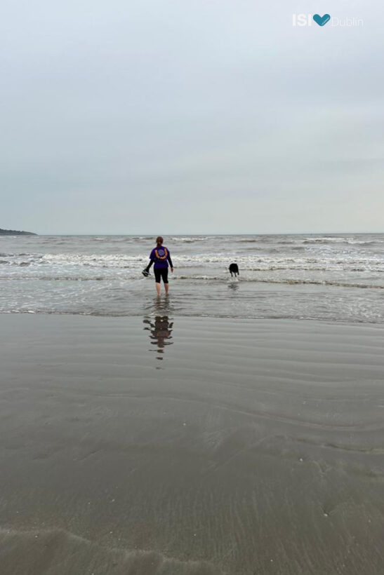 Paula Tschense di Grange CC a passeggio sulla spiaggia con il cane della famiglia ospitante