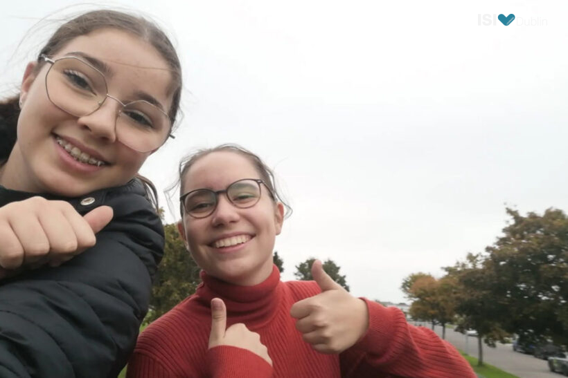 Zoé Rouziou di Manor House e Romy Luisa Pfister di Ardscoil la Salle si godono il fine settimana