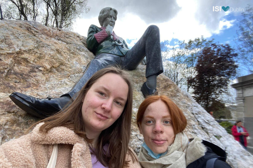 Alma and Malin posing in front of the Oscar Wilde statue