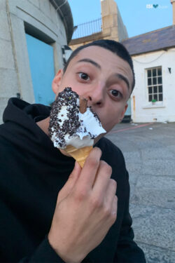 Maxime si gode il suo gelato