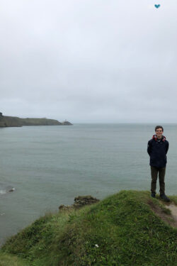 Clement Chery che fa la passeggiata sulla scogliera di Howth