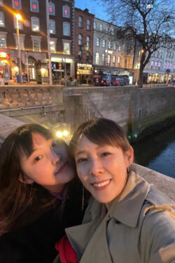 An Takahashi e sua mãe visitando a cidade An Takahashi e sua mãe visitando a cidade