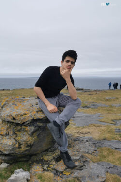 Nico Vallejo Arias fazendo uma pose nos penhascos de Moher Nico Vallejo Arias fazendo uma pose nos penhascos de Moher