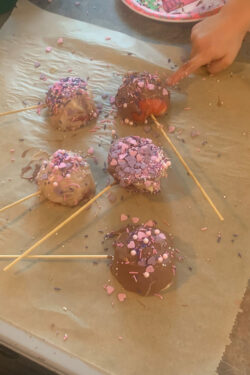 Anna-Lena Suessdorf (6th year at Rockford Manor) made festive chocolate apples with her host siblings this week!