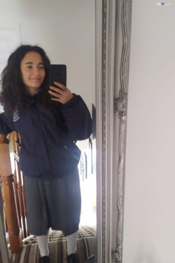 Rebecca Conte (6° anno a Manor House) si sta abituando a indossare l'uniforme a scuola!