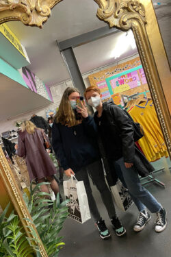 Leona Becker (5° anno alla St. Finian's) e Rebecca Bergau (4° anno alla Manor House) si godono le attrazioni della costa in una splendida giornata di sole, seguite da un po' di shopping terapeutico!