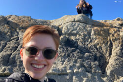 Leona Becker (5° anno alla St. Finian's) e Rebecca Bergau (4° anno alla Manor House) si godono le attrazioni della costa in una splendida giornata di sole, seguite da un po' di shopping terapeutico!