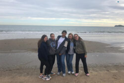 Laia Montero Martinez, Maria Elena Scanu, Elisbeth Heye, Mia Bittner ed Elisabeth Deierlein (tutte del 4° e 5° anno della Malahide Community School) che fanno una bella passeggiata sulla spiaggia!